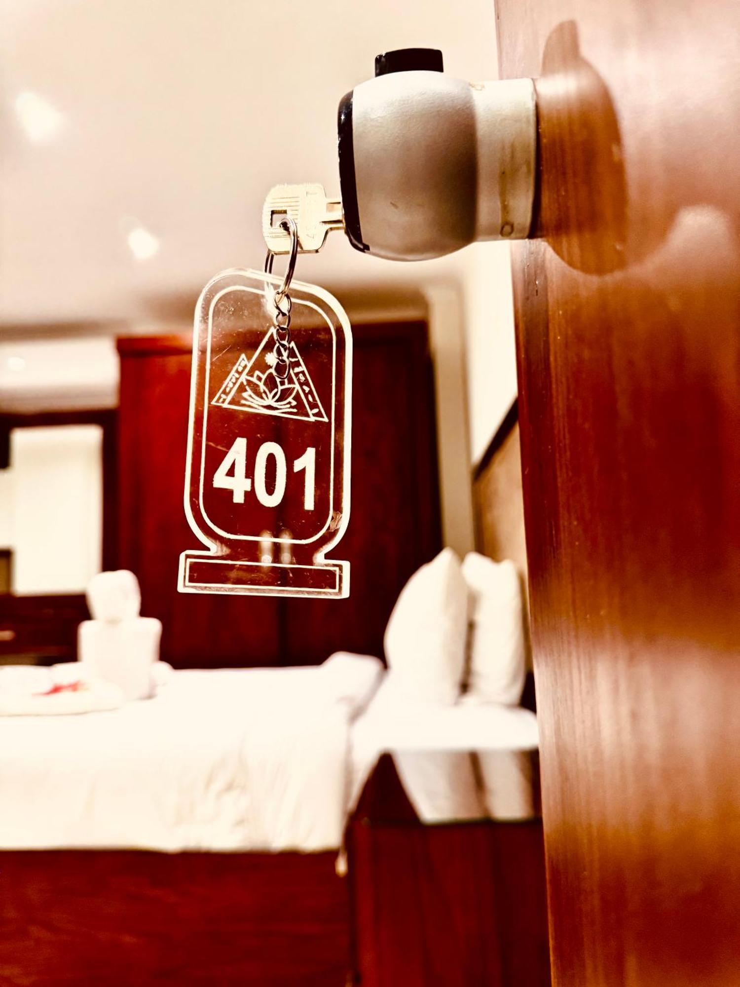 Flower Pyramids Hotel 3*