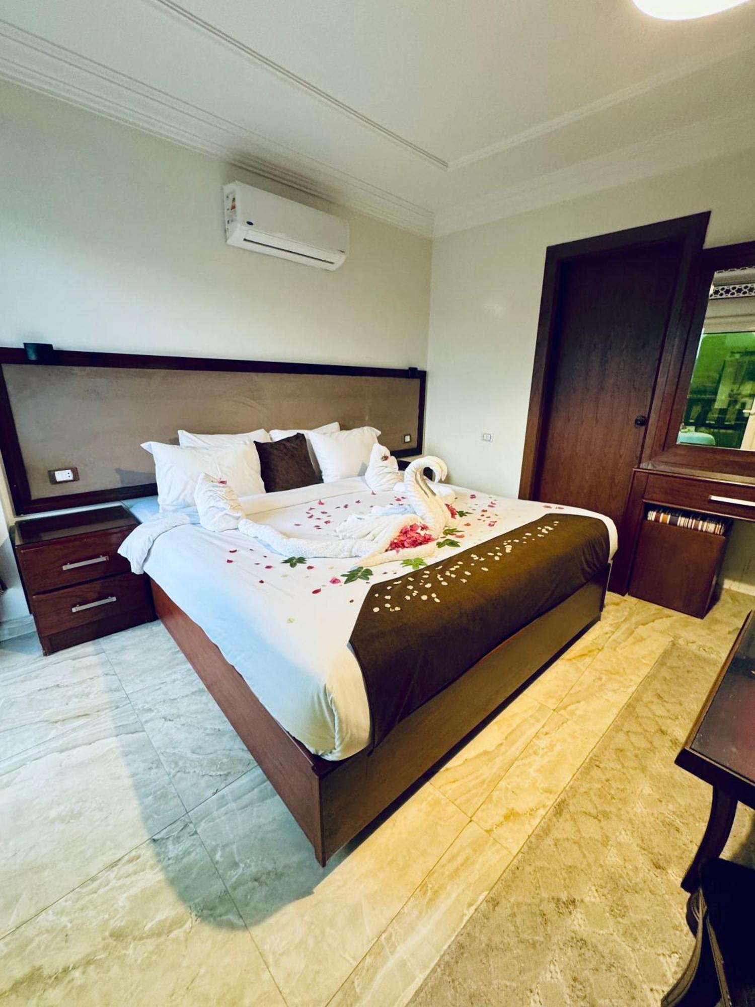 Hotel Flower Pyramids 3*