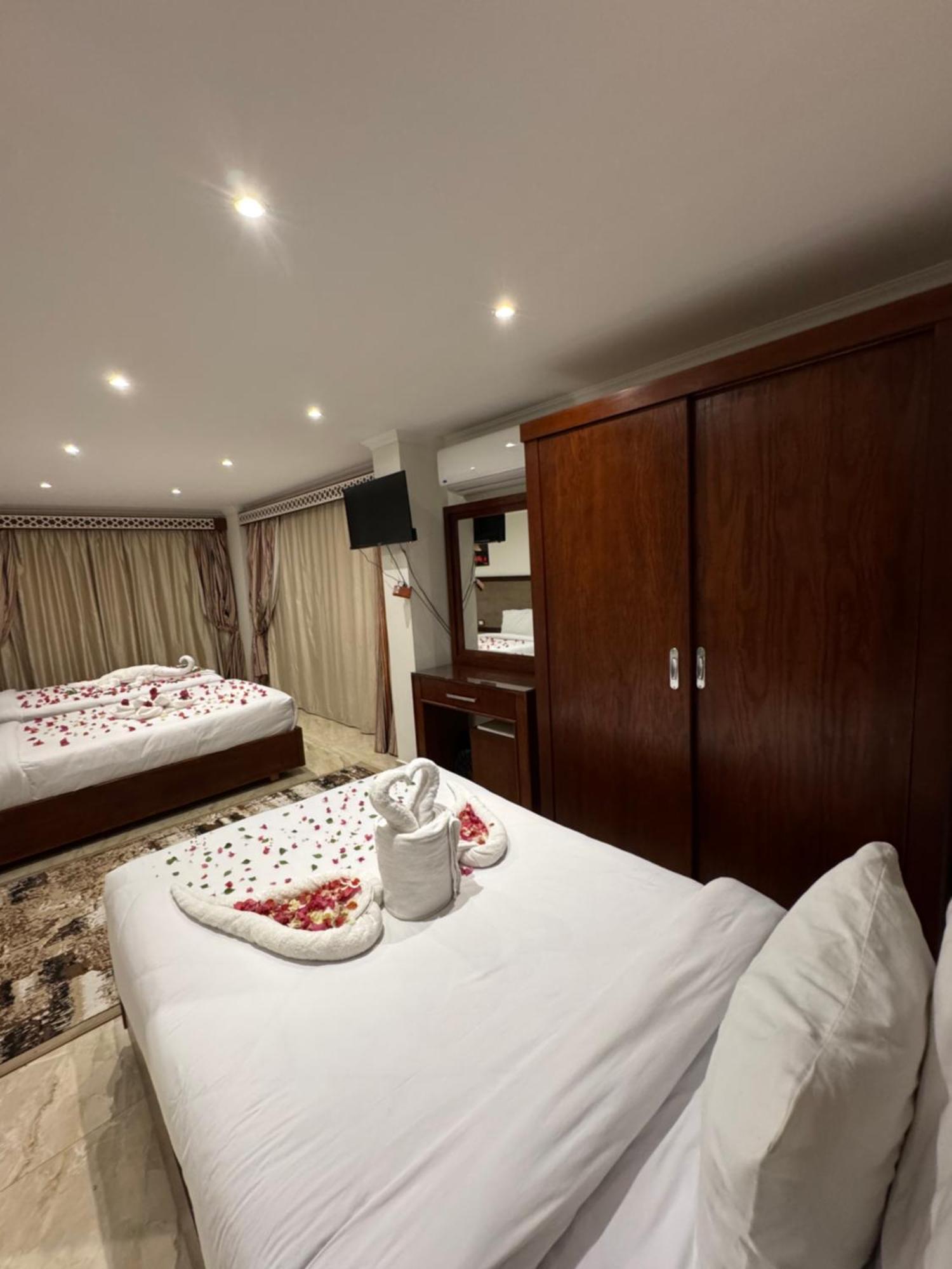 Flower Pyramids Hotel 3*